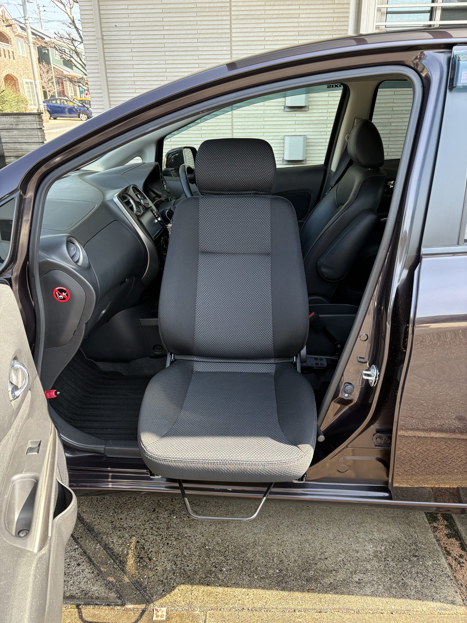 記事：デモ車両 日産ノートに回転シートを装着しました。のサムネイル