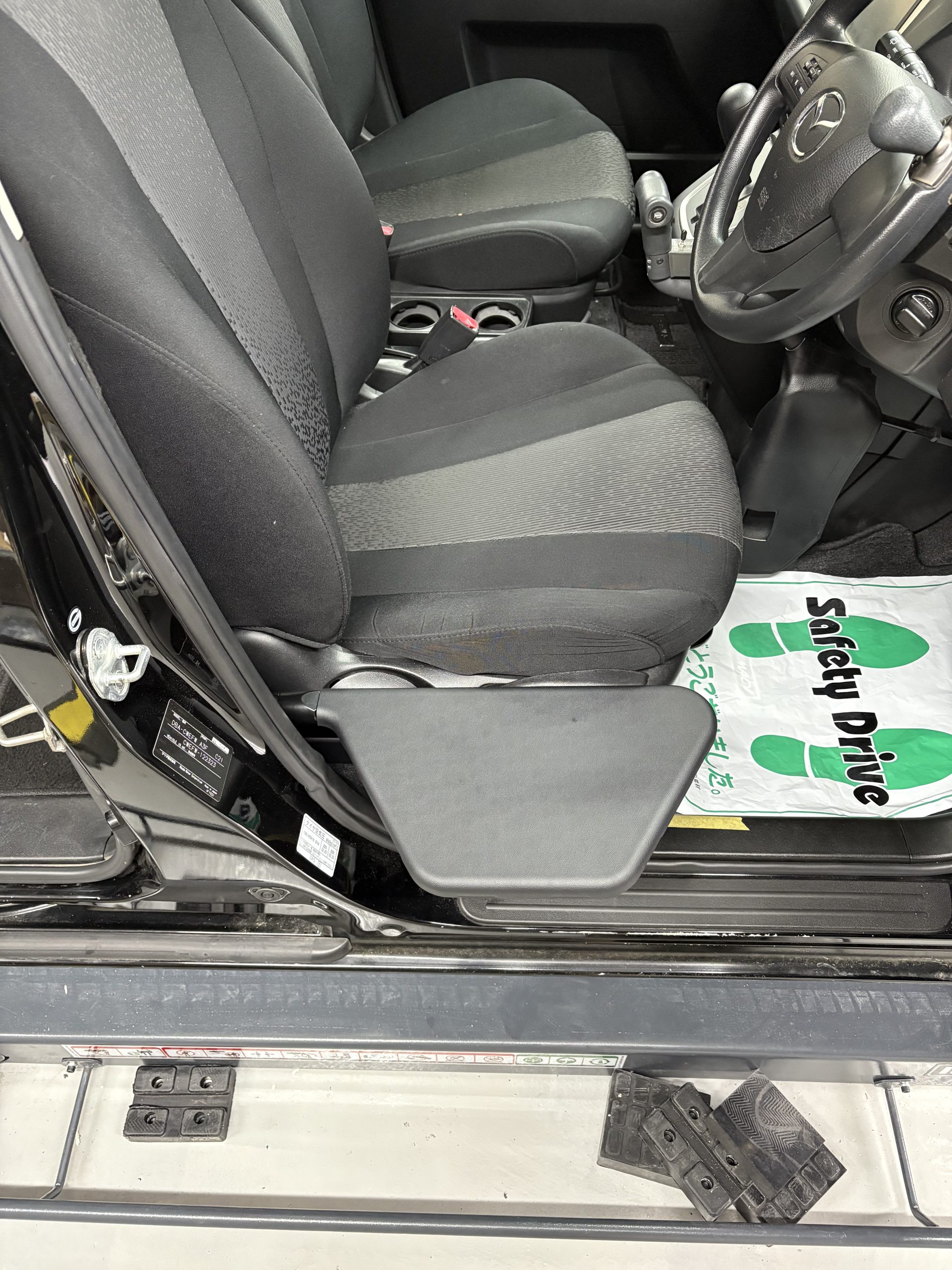 記事：マツダ プレマシーに跳ね上げ式ティップアッププレートを取付けました。のサムネイル